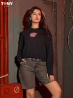 ⁦بنات ميلتون فينتاج كنزة جرافيك: 3 إطلالات ريترو 2026⁩ - الصورة ⁦3⁩