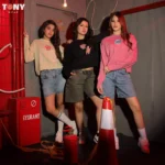 ⁦بنات ميلتون فينتاج كنزة جرافيك: 3 إطلالات ريترو 2026⁩ - الصورة ⁦5⁩