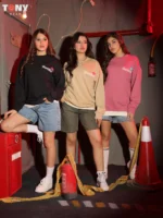 ⁦فتيات ميلتون هارتبريكر كنزة بقلنسوة: 3 إطلالات فيروسية 2026⁩ - الصورة ⁦5⁩